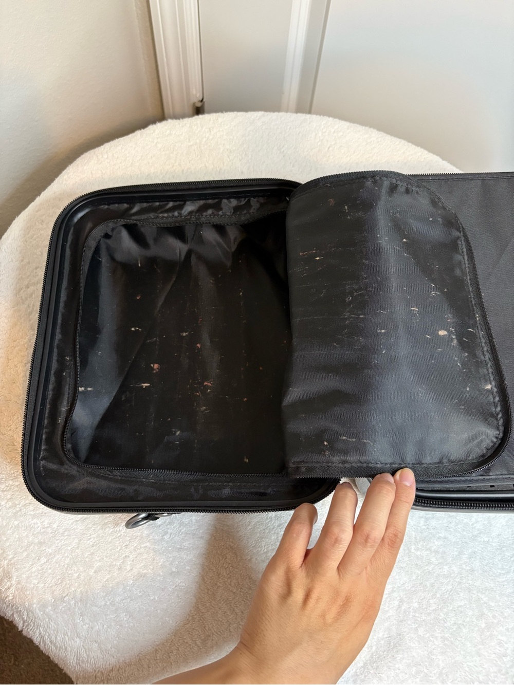 Black Hard-Shell Make-up Travel Case - Picture 8 of 9